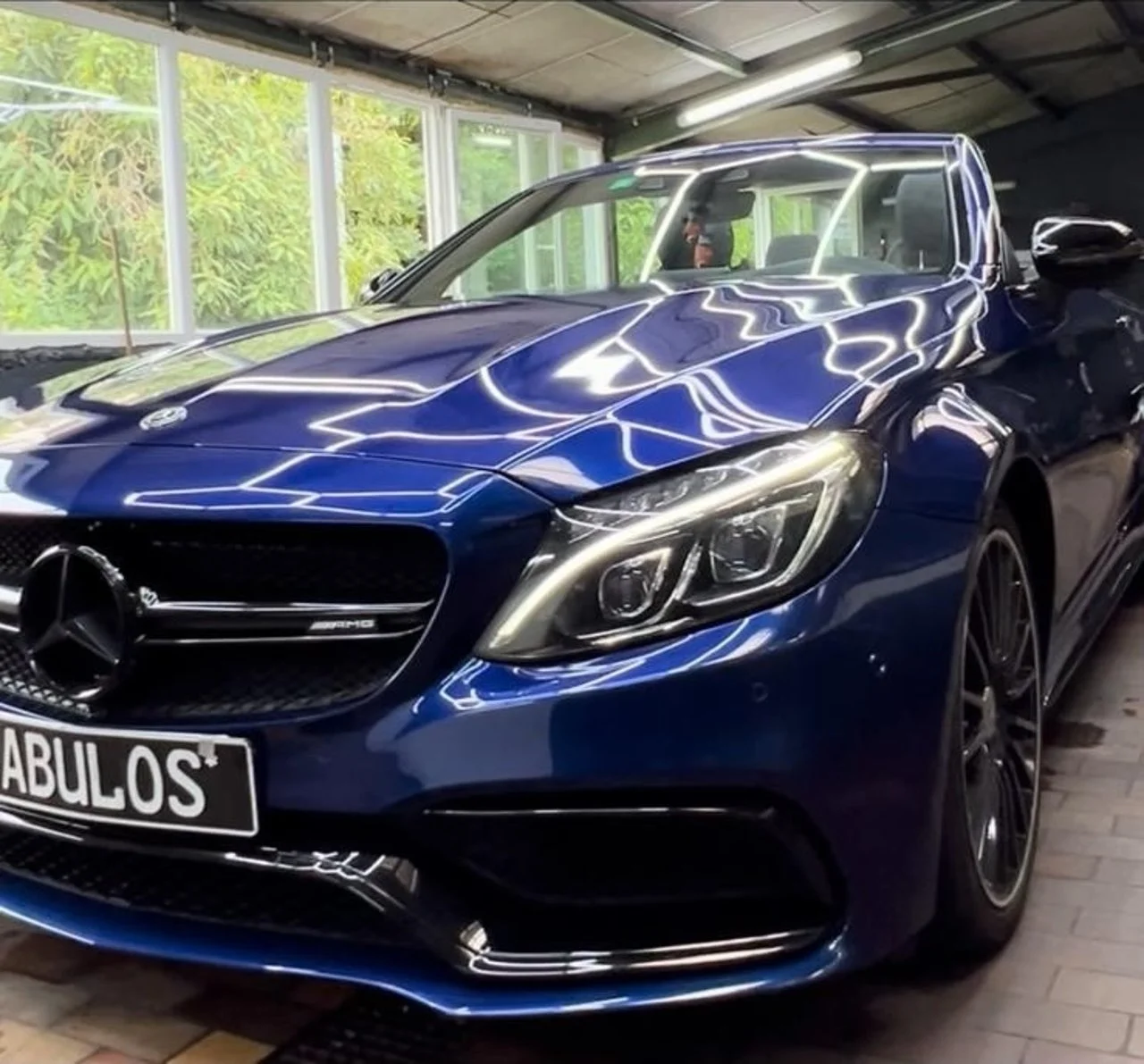 Blauer Mercedes C63 AMG nach der Polierung bei Tabulos