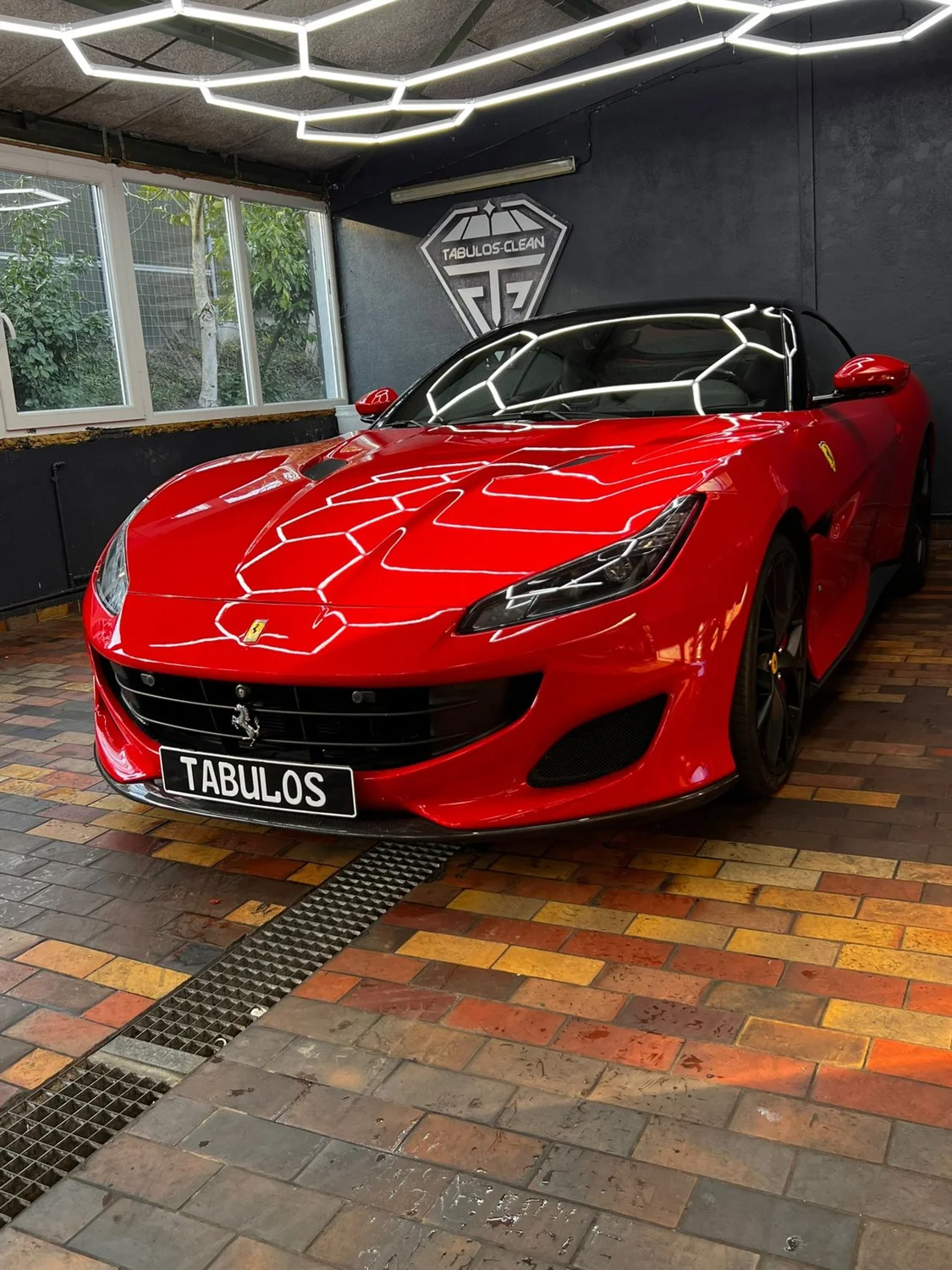 Roter Ferrari Portofino in der Aufbereitungshalle von Tabulos