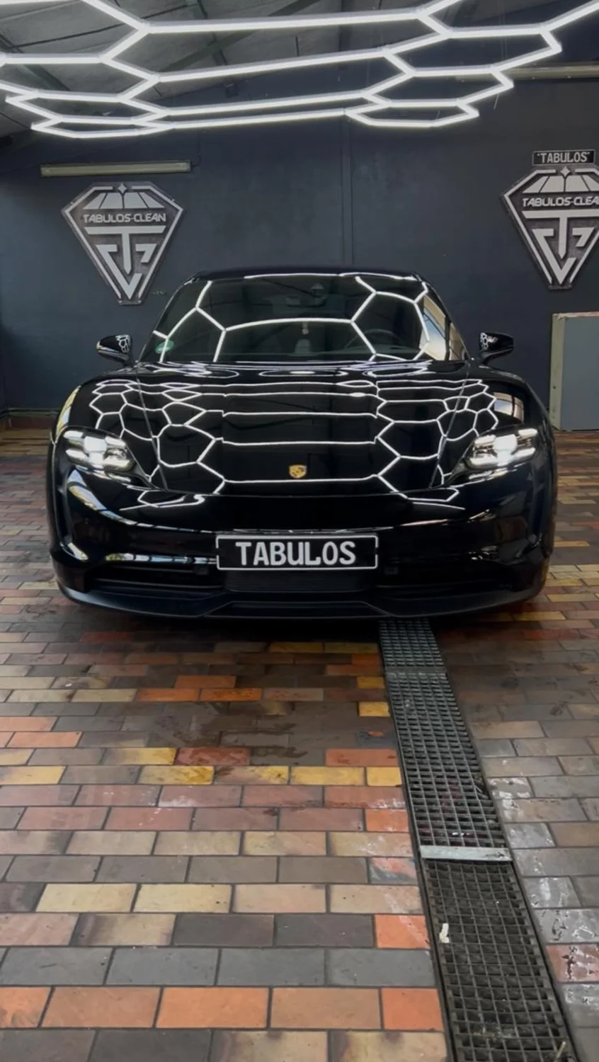 Porsche Taycan in der Tabulos Aufbereitungshalle